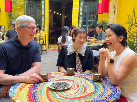 CEO Apple Tim Cook chia sẻ khoảnh khắc trò chuyện vui vẻ với Mỹ Linh tại Việt Nam