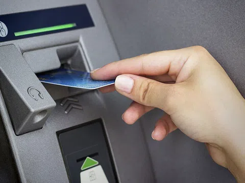 Nam sinh cấp 2 ra ATM rút tiền, bủn rủn phát hiện số dư trong tài khoản có hơn 3 tỷ đồng