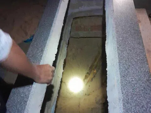 Không tin mẹ đã qua đời, người đàn ông lao vào nghĩa trang đào mộ đem quan tài về nhà