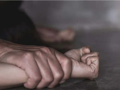 Thiếu nữ 13 tuổi bị bạn trai ép cởi đồ, quỳ gối bò ở công viên rồi hành hung, quay clip nhạy cảm