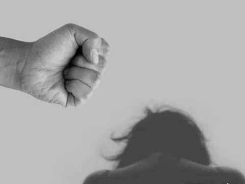 Phẫn nộ clip 30 giây nữ sinh THCS bị ép quỳ, đánh hội đồng: Xác định 10 người tham gia