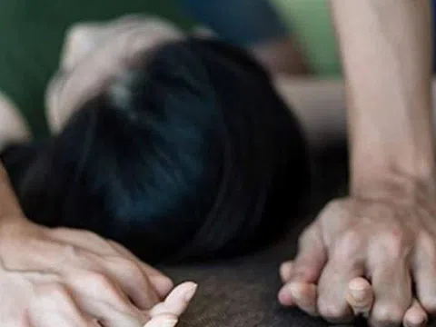 Quản lý bảo hiểm giở trò đồi bại với 2 cô gái trẻ: Camera 'lật mặt' kẻ biến thái, rùng mình với thủ đoạn chuốc thuốc để xâm hại