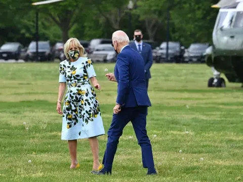Tổng thống Biden hái hoa ven đường tặng cho Đệ nhất phu nhân Mỹ