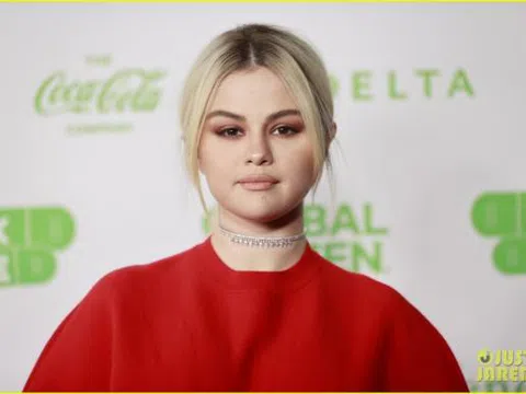 Tóc bạch kim thời thượng nhưng lỗi phối đồ khiến Selena Gomez lộ bụng lùm lùm và cần cổ ngấn mỡ khi đi sự kiện