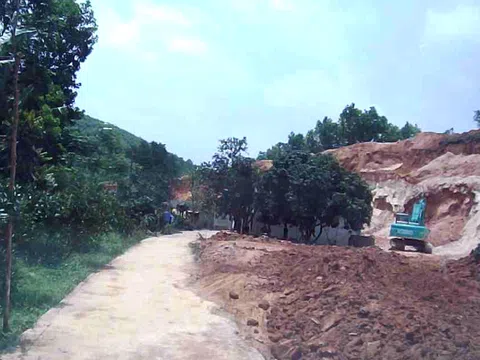 Phú Thọ: Ngang nhiên khai thác đất trắng không phép trước cửa UBND xã