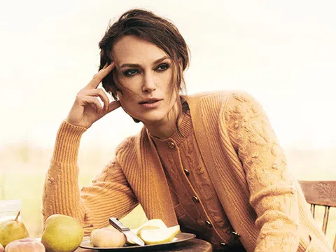 Keira Knightley mặc đồ Chanel mỗi ngày khi ở nhà tránh dịch