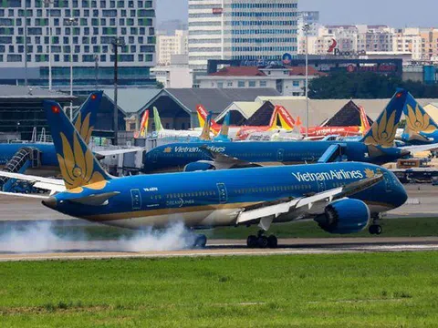 Vietnam Airlines lo phá sản, ACV “sống khoẻ" nhờ đâu?