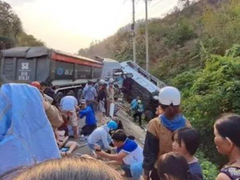 Kon Tum: Xe khách và chạm với xe tải nhiều người bị thương