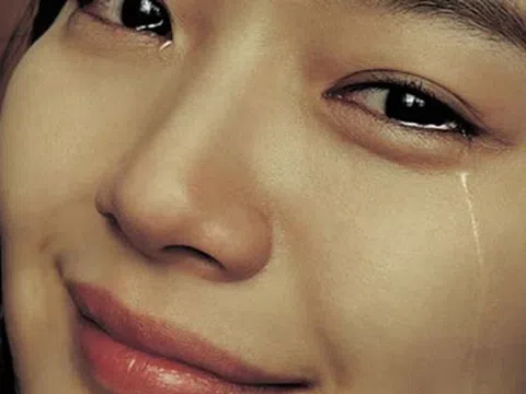 Chồng cũ nhắn cho tôi đúng 7 chữ sau nửa năm ly hôn – tôi nhìn màn hình rất lâu rồi khóc đỏ cả mắt