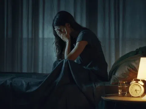 Ngày chồng cũ tái hôn, tôi vào quán bar uống đến say mềm – sáng tỉnh dậy thấy tin nhắn mình gửi lúc 2h, tôi bật khóc nức nở