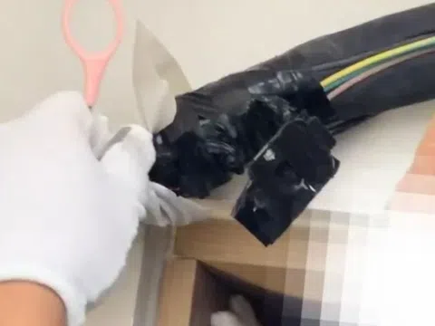 Ở homestay hơn 300.000 đồng/ đêm, mở điều hòa ra thấy thứ không ai muốn nhìn thấy: Hai cô gái run tay gọi cảnh sát lúc nửa đêm