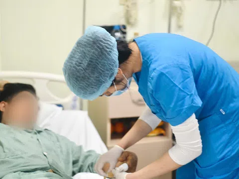 Chặt gà chuẩn bị Tết, người đàn ông suýt mất ngón tay vì một phút bất cẩn