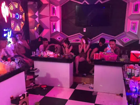 Hà Nội: Phát hiện 31 nam thanh nữ tú đang "bay lắc" trong quán karaoke