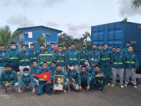 Nghẹn ngào khoảng lặng 2 mét của công nhân Việt từ Guinea Xích Đạo về nhà