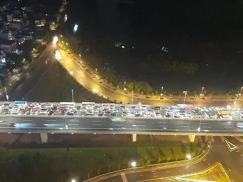 12 ô tô đâm liên hoàn trên cầu Nhật Tân, các phương tiện "chôn chân” kéo dài hàng km