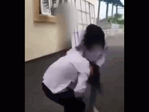 Clip: Hai nữ sinh túm tóc đánh nhau túi bụi, nam sinh đứng ngoài cổ vũ