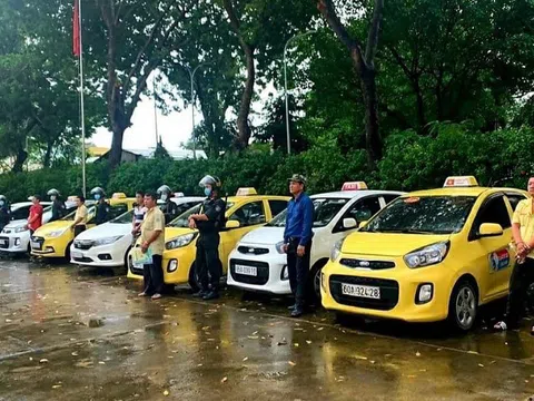 7 tài xế taxi đuổi đánh đồng nghiệp vì tranh giành khách