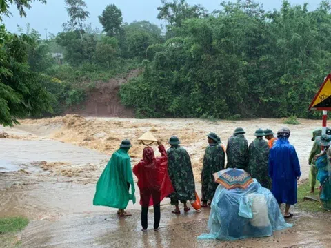 Nhà sập vì mưa to lũ lớn, mẹ gãy tay, con gái 2 tuổi tử vong