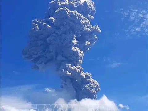 Núi lửa Ili Lewotolok ở Indonesia "thức giấc", phun tro bụi cao tới 4 km