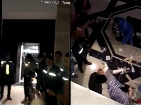 Từ thang máy bước ra sảnh không có lan can, người đàn ông ngã từ tầng 2 xuống sàn dưới phải nhập viện cấp cứu