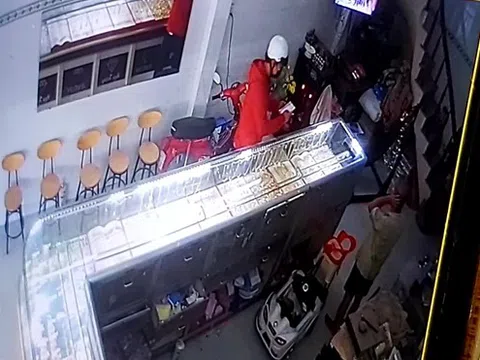 Thanh niên bịt kín mặt xông vào tiệm vàng, đánh chủ tiệm cướp tài sản