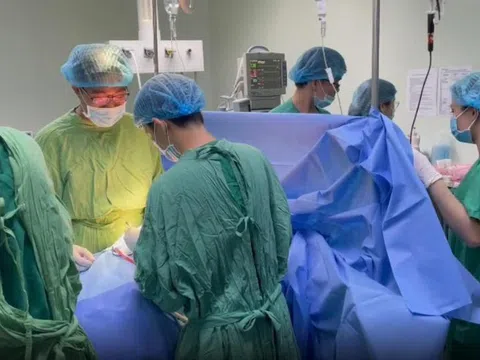 5 ê-kíp, 15 bác sĩ phẫu thuật cứu bệnh nhân bị đâm thấu bụng