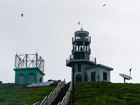 Bình Thuận: Hai nhân viên hải đăng bị sóng cuốn mất tích