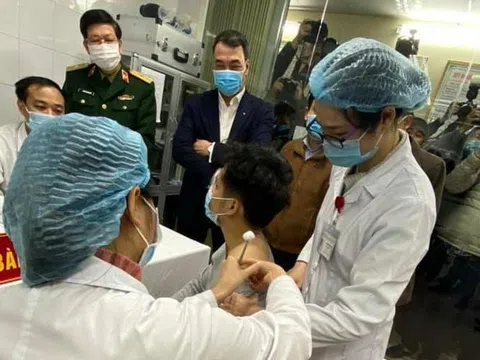 Sắp tới, người Việt có thể tiêm vắc xin COVID-19 với giá 1,1 triệu đồng/2 mũi