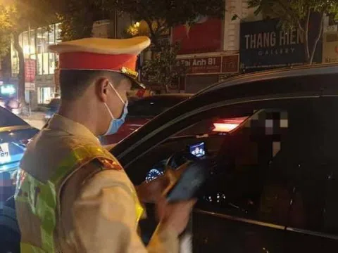 Hà Nội: Nữ tài xế Camry "say ngất" trong đêm giao thừa