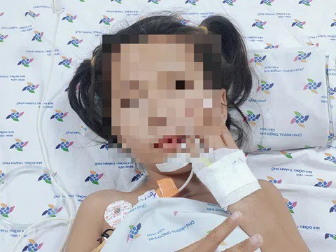 Mắc căn bệnh lạ, bé gái 7 tuổi đột ngột không nói, không ăn được
