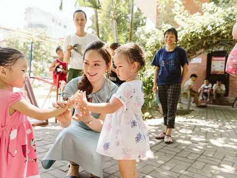 Con gái hơn 2 tuổi của Lan Phương chơi đùa tại làng trẻ em SOS