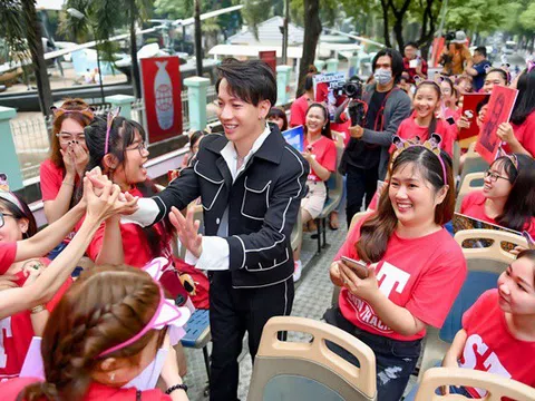 S.T Sơn Thạch gặp gỡ người hâm mộ trên xe bus 2 tầng, góp phần quảng bá du lịch Tp.HCM
