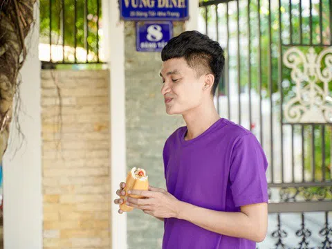 Mạc Văn Khoa xúc động khi về thăm xe bánh mì sinh viên 8 ngàn đồng một ổ