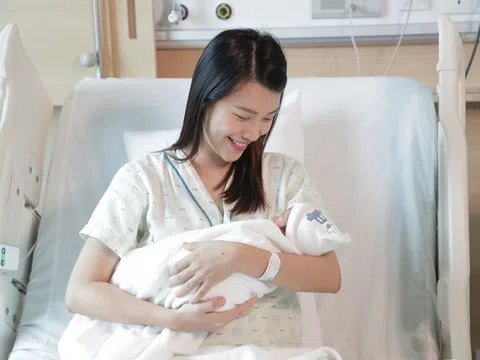 Á hậu Hoàng Oanh trải lòng: "Làm mẹ mệt quá mẹ ơi" sau khi sinh con cho chồng Tây