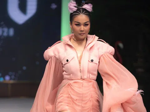 Sau khi công bố đóng Thái hậu Dương Vân Nga, Thanh Hằng catwalk hút hồn trên sàn runway