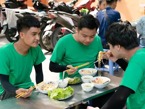 Theo chân Mạc Văn Khoa thưởng thức hủ tiếu bán hơn 70 năm, súp cua thâm niên 30 năm ở Sài Gòn