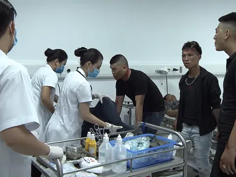 "Lửa ấm" tập 14: Côn đồ đến làm loạn bệnh viện, Minh (NSƯT Quốc Thái) bỏ mặc điện thoại của vợ