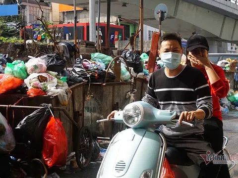 Công ty môi trường chậm trả lương công nhân, đường phố Hà thành lại ngập rác thải