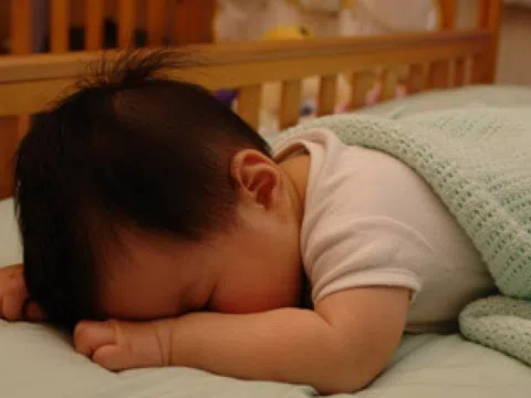 Trẻ đột tử trong khi nằm sấp, nhiều điều mẹ còn chưa biết về tư thế ngủ cực kỳ nguy hại này