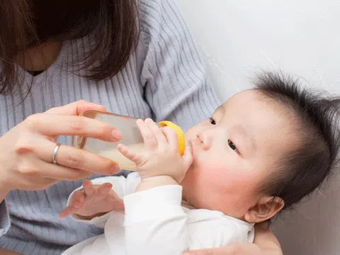 Ngã ngửa về bình sữa: Trẻ bú bình nuốt 1,6 triệu hạt vi nhựa mỗi ngày