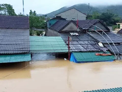 Mưa lớn, thủy điện xả lũ, nhiều khu vực ở Nghệ An nước ngập lên tận mái nhà
