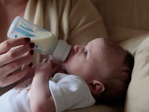Vụ bình pha sữa giải phóng hàng triệu hạt vi nhựa: Chuyên gia gợi ý cách pha sữa an toàn cho trẻ