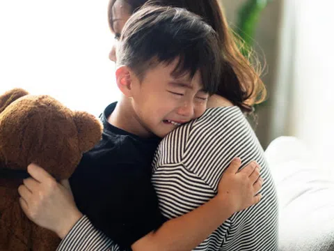 Chuyên gia cảnh báo 6 dấu hiệu bạn đang nuôi dạy một đứa trẻ "yếu đuối"