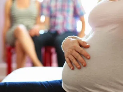 Con sinh ra nhờ phương pháp mang thai hộ thì được xác định là con của ai?