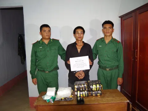 Kon Tum: Bắt một đối tượng đang vận chuyển 6 kg ma túy tổng hợp dạng đá trên khu vực biên giới giáp Campuchia
