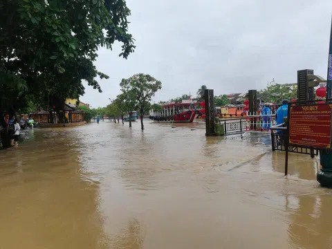 Miền Trung chìm trong mưa lũ, nguy cơ sạt lở lũ quét hiện diện