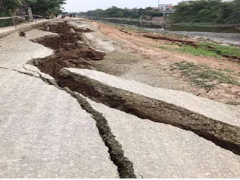 Bạch Hạ - Phú Xuyên: Sụt lún đê kinh hoàng, người dân mất đường đi