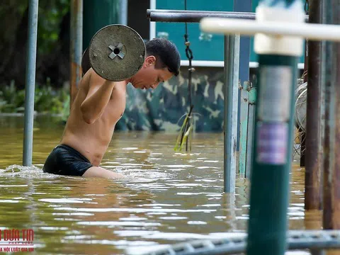 Clip: Người dân Thủ đô bì bõm tập thể dục khi nước sông Hồng dâng cao