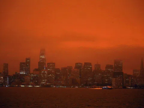 Bầu trời chuyển sang màu cam vì cháy rừng lan rộng ở Mỹ
