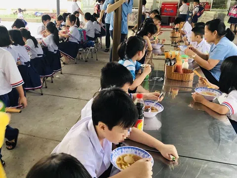 TP. Hồ Chí Minh: 20 học sinh nhập viện nghi ngộ độc thực phẩm